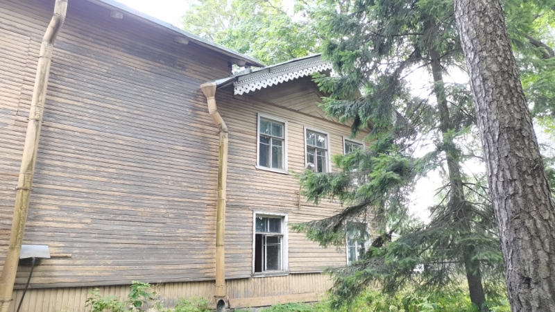 В Петербурге убрались у памятника деревянной архитектуры «Дача Лесснера»