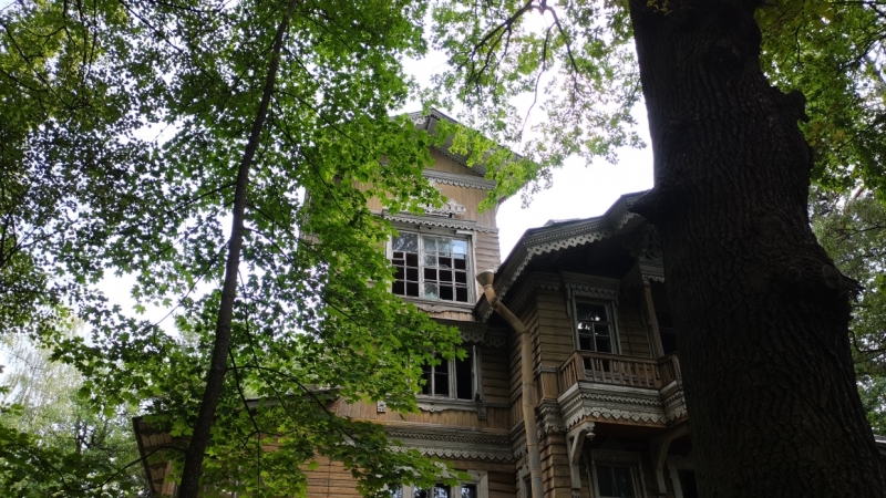 В Петербурге убрались у памятника деревянной архитектуры «Дача Лесснера»