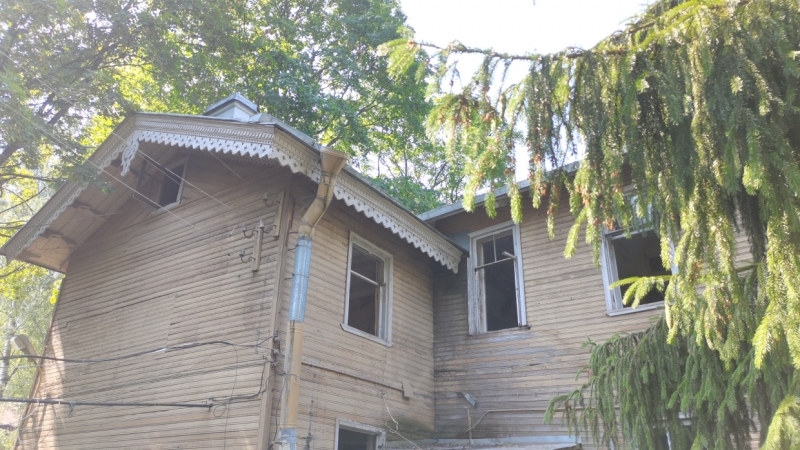 В Петербурге убрались у памятника деревянной архитектуры «Дача Лесснера»