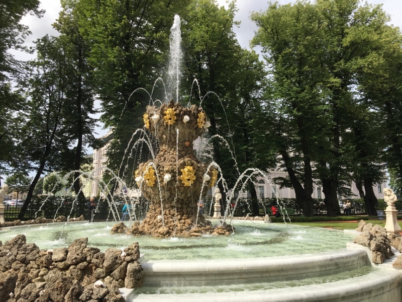 Вечеринка с шампанским в фонтане Летнего сада обернулась штрафами