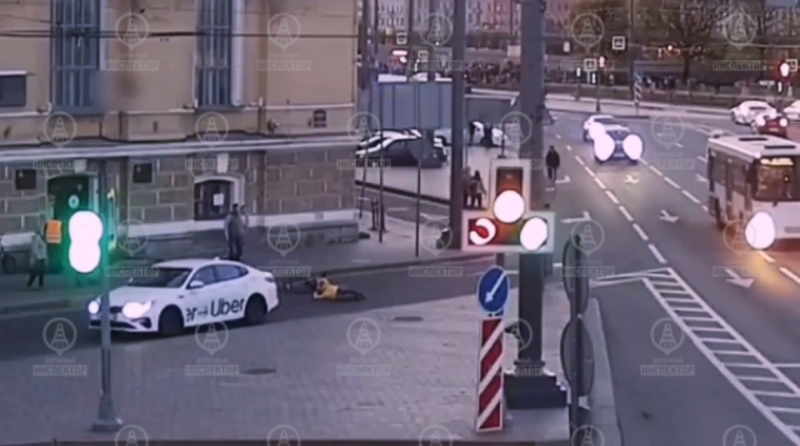 Велокурьер на Васильевском острове попал под колеса такси