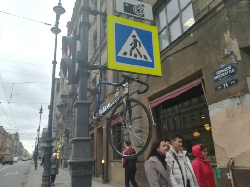 Велосипед загадочно повис на дорожном знаке в Петербурге
