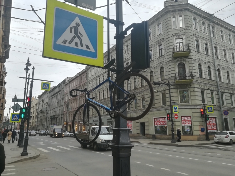 Велосипед загадочно повис на дорожном знаке в Петербурге