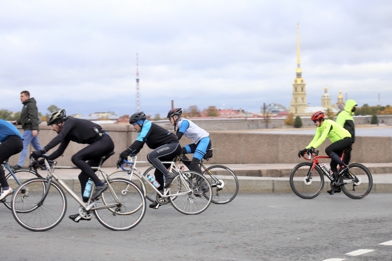 Велосипедисты проверили свои силы в первой в Петербурге велогонке La Stada