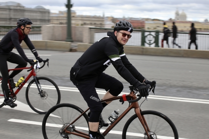 Велосипедисты проверили свои силы в первой в Петербурге велогонке La Stada