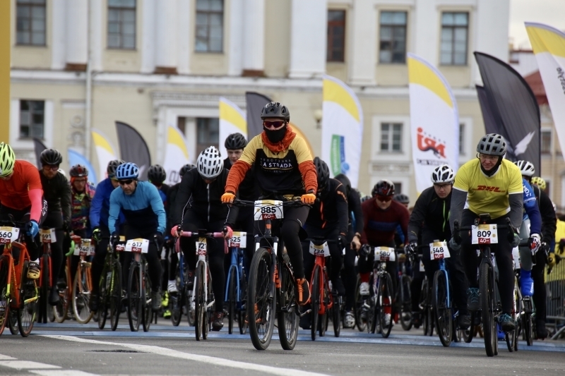 Велосипедисты проверили свои силы в первой в Петербурге велогонке La Stada