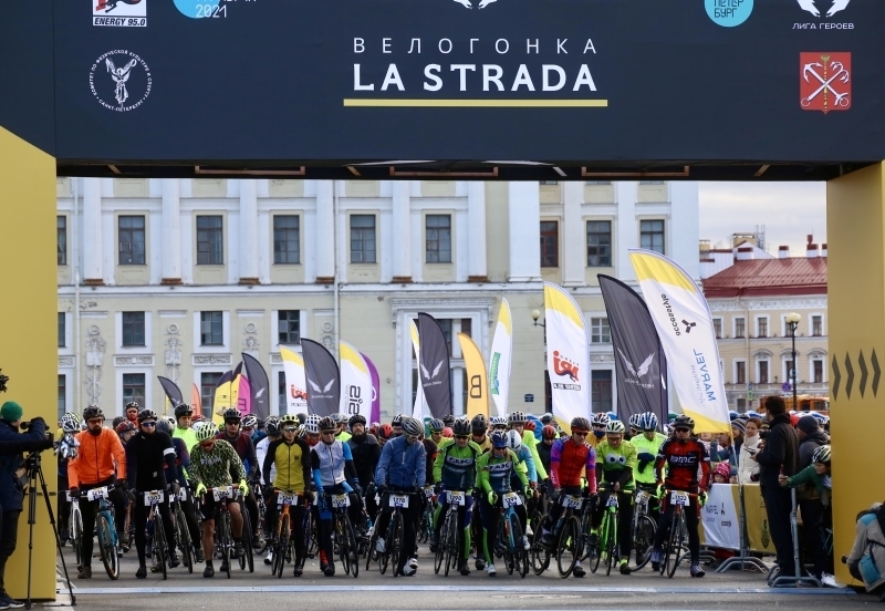Велосипедисты проверили свои силы в первой в Петербурге велогонке La Stada