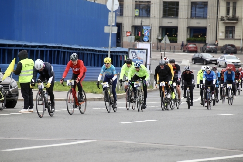 Велосипедисты проверили свои силы в первой в Петербурге велогонке La Stada