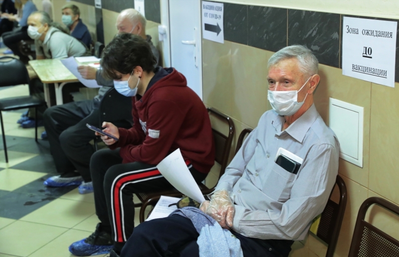 «Вероятность была, есть и остается»: нагрянет ли новый штамм ковида в Петербург