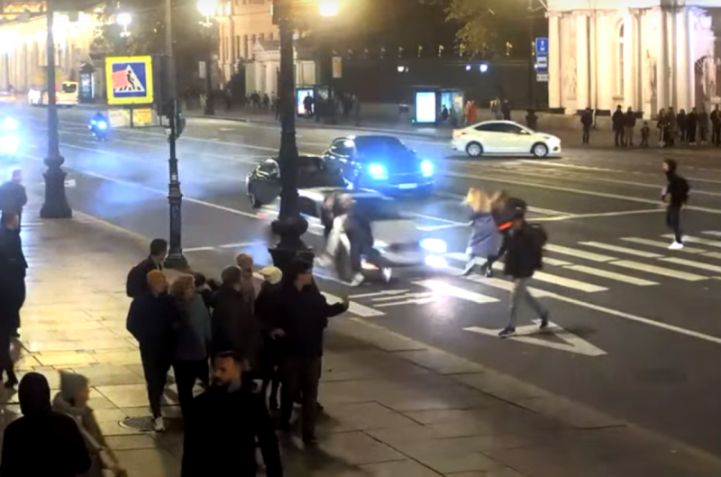 Водитель BMW сбил двух девушек на пешеходном переходе в центре Петербурга