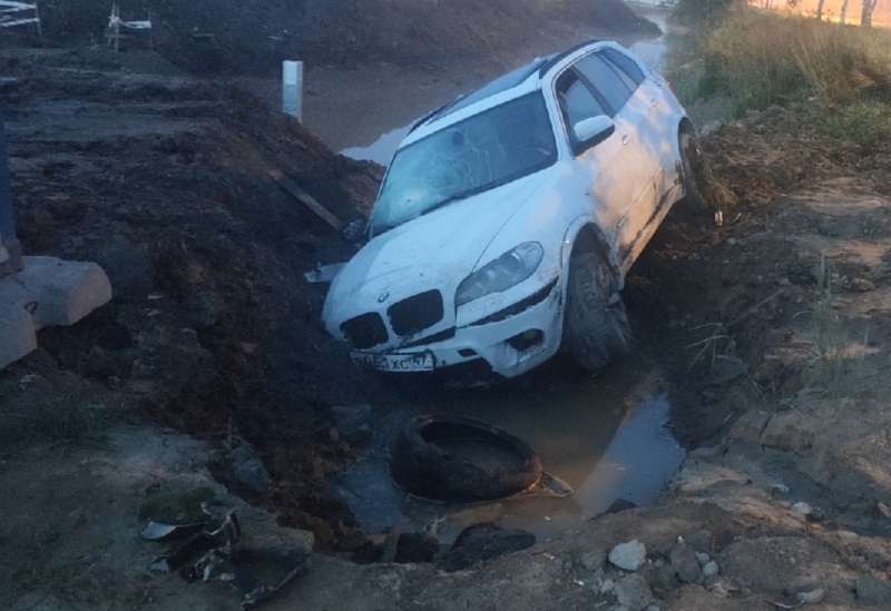 Водитель BMW снес бетонный столб и вылетел в кювет в Петербурге