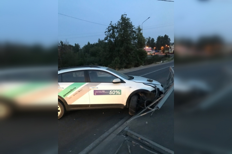 Водитель каршеринга не справился с управлением и протаранил забор в Мурино