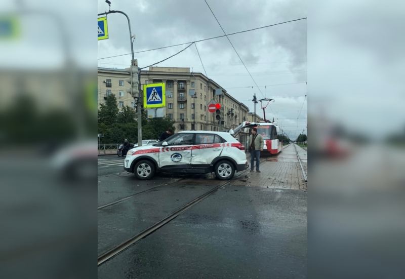 Водитель на Фрунзе проехал на красный, попал в ДТП и разбил голову