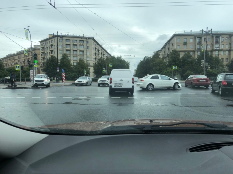 Водитель на Фрунзе проехал на красный, попал в ДТП и разбил голову