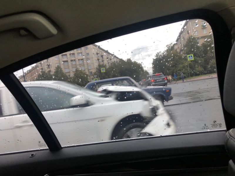 Водитель на Фрунзе проехал на красный, попал в ДТП и разбил голову