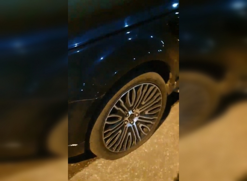 Водитель предупредил петербуржцев об огромной яме у ТЦ «Охта Молл»