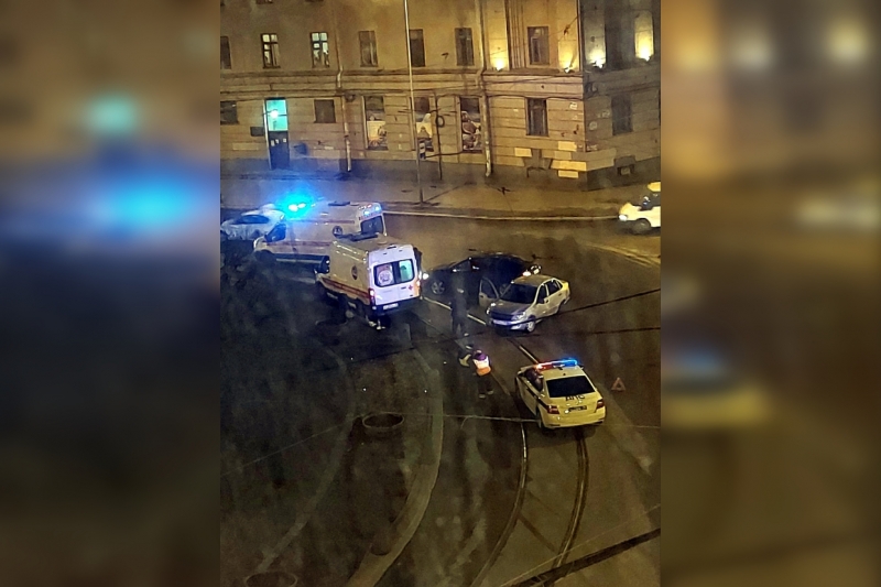 Водитель протаранил ограждение у Нарвских Триумфальных Ворот