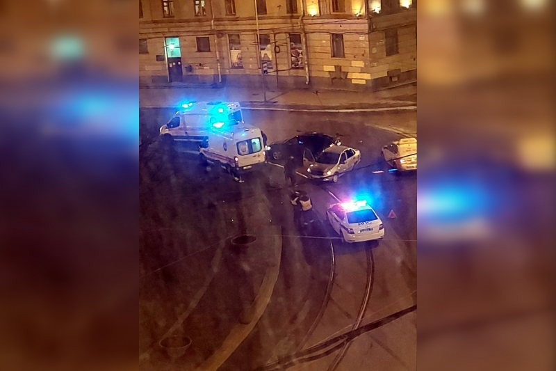 Водитель протаранил ограждение у Нарвских Триумфальных Ворот