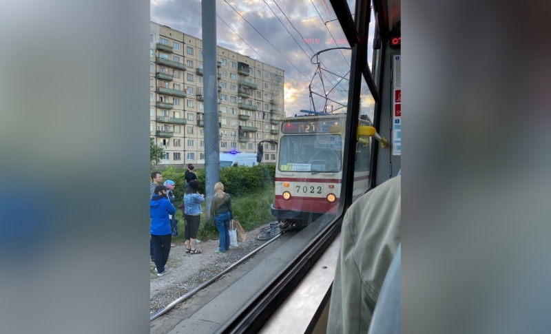 Водитель трамвая не успел затормозить перед женщиной в наушниках на Запорожской