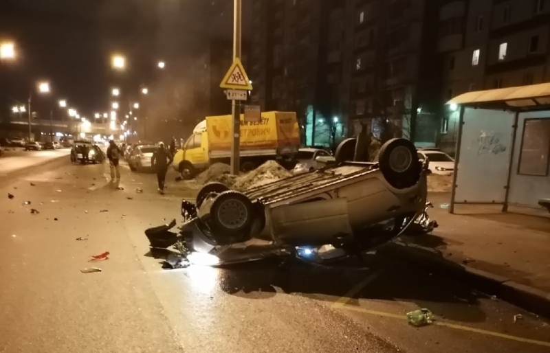 Водитель в Петербурге не справился с управлением и перевернулся на дороге