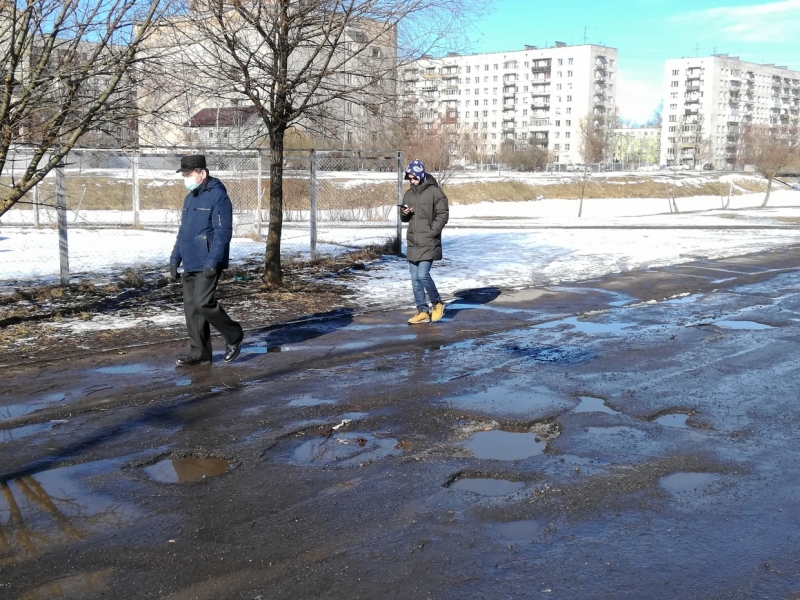 Водители рискуют лишиться колес и испортить подвеску в «безобразии» в Кировском районе