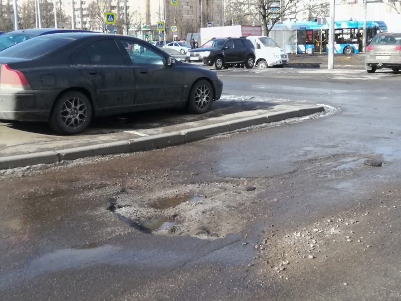 Водители рискуют лишиться колес и испортить подвеску в «безобразии» в Кировском районе