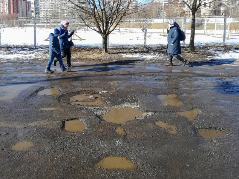 Водители рискуют лишиться колес и испортить подвеску в «безобразии» в Кировском районе