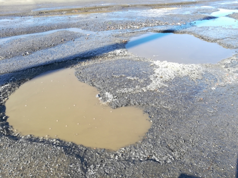 Водители рискуют лишиться колес и испортить подвеску в «безобразии» в Кировском районе