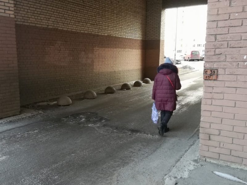 Водители рискуют лишиться колес и испортить подвеску в «безобразии» в Кировском районе