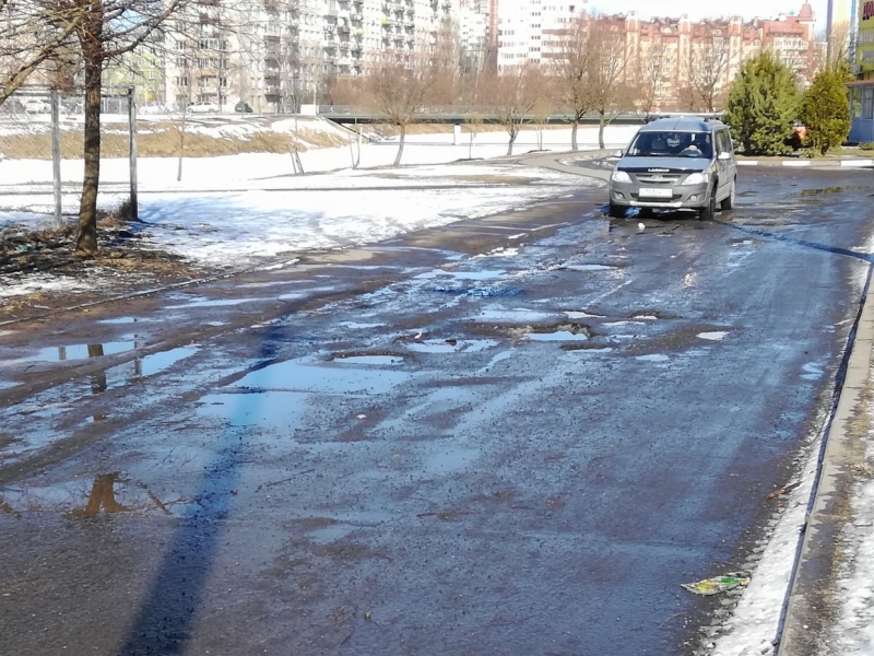 Водители рискуют лишиться колес и испортить подвеску в «безобразии» в Кировском районе