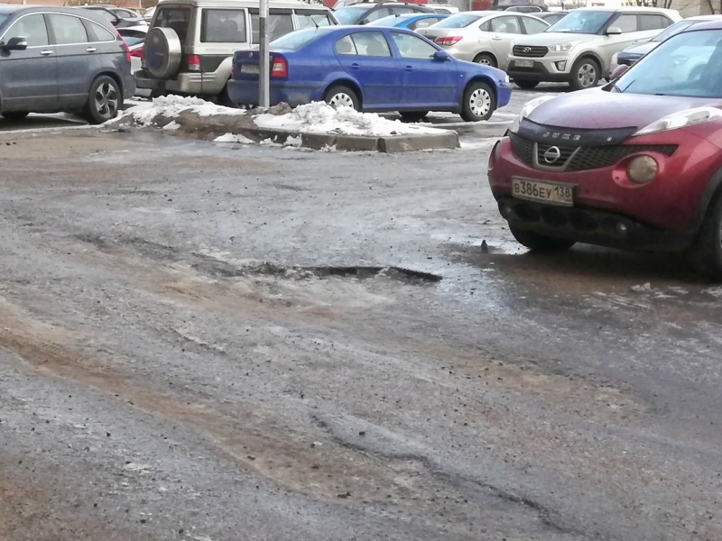 Водители рискуют лишиться колес и испортить подвеску в «безобразии» в Кировском районе