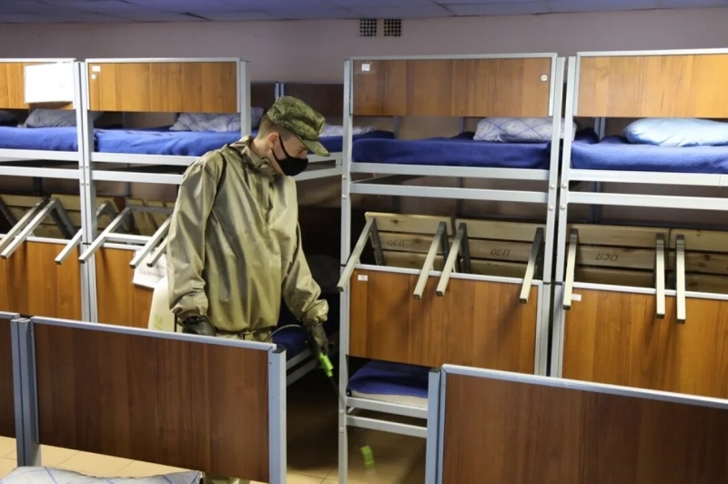 Военнослужащие ЗВО провели спецобработку территорий военкоматов Петербурга