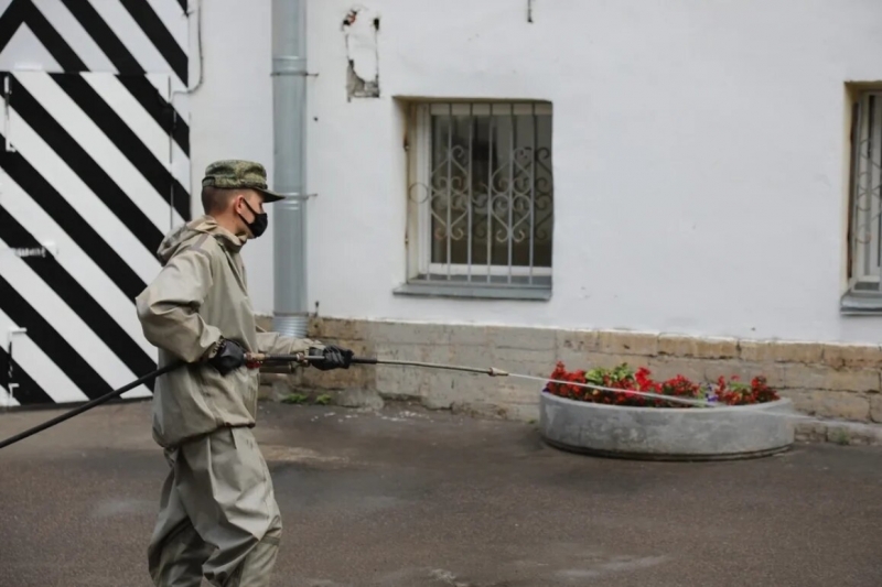 Военнослужащие ЗВО провели спецобработку территорий военкоматов Петербурга