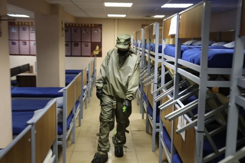 Военнослужащие ЗВО провели спецобработку территорий военкоматов Петербурга