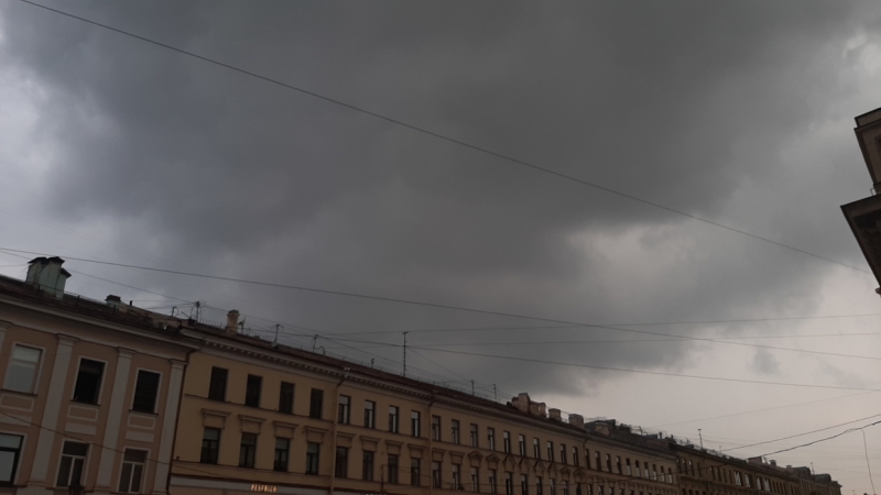 Воскресенье встретит петербуржцев теплой, но дождливой погодой