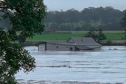 Возлюбленные из-за наводнения остались без дома в день свадьбы