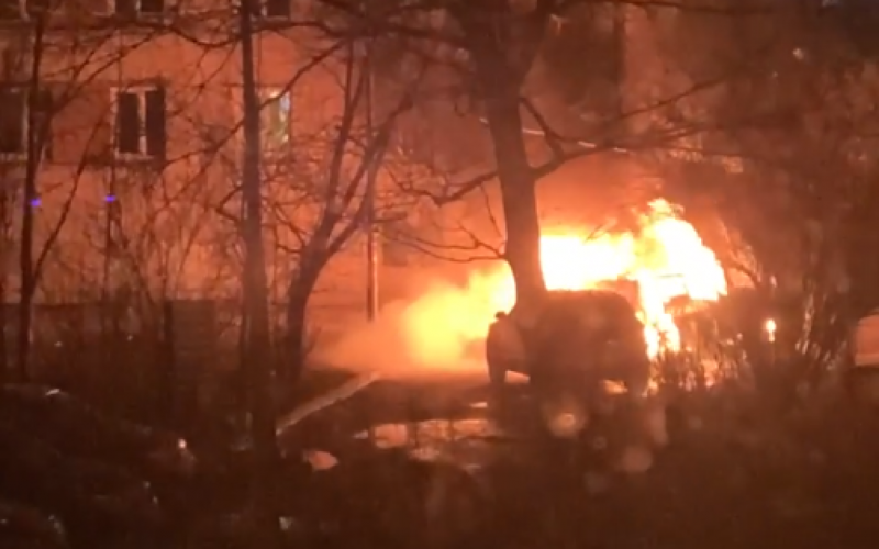 Взрыв и крики: петербуржцы засняли на видео горящий Mercedes