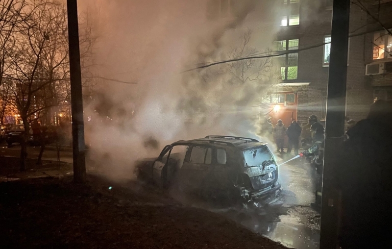 Взрыв и крики: петербуржцы засняли на видео горящий Mercedes