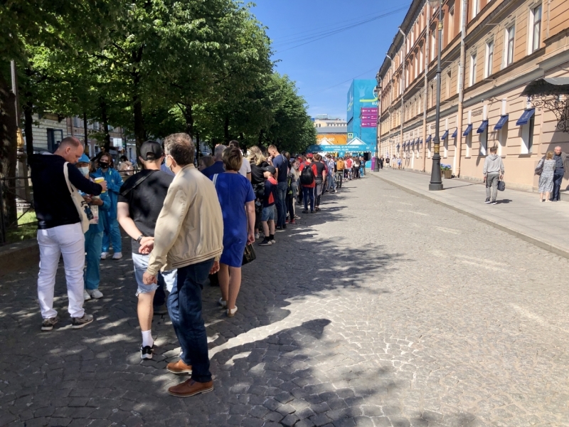 За полчаса до матча в «Футбольную деревню» выстроилась гигантская очередь