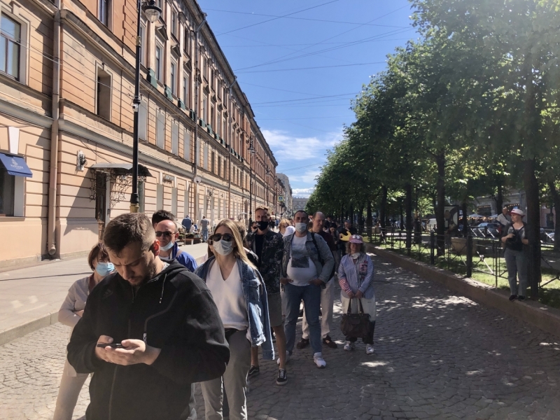 За полчаса до матча в «Футбольную деревню» выстроилась гигантская очередь