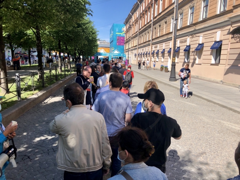 За полчаса до матча в «Футбольную деревню» выстроилась гигантская очередь