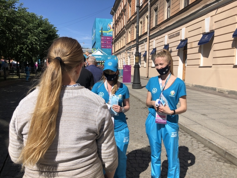 За полчаса до матча в «Футбольную деревню» выстроилась гигантская очередь