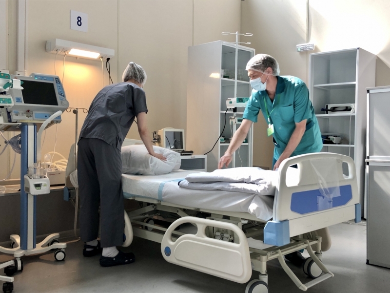 Заболеваемость коронавирусом в Петербурге продолжает расти