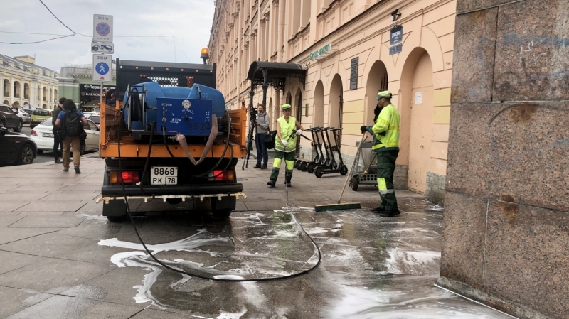 Загрязненную едой и напитками Думскую отмыли с шампунем