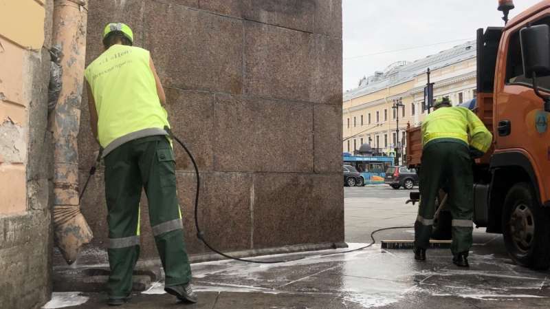 Загрязненную едой и напитками Думскую отмыли с шампунем