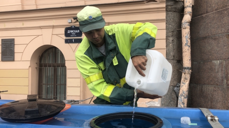 Загрязненную едой и напитками Думскую отмыли с шампунем