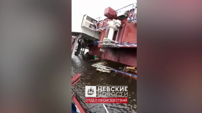 Заказчик отказался от траулера, который перевернулся на заводе в Ленобласти