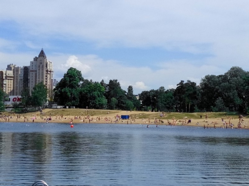 Жаркую погоду с грозами пообещали жителям Ленобласти в первый день июля