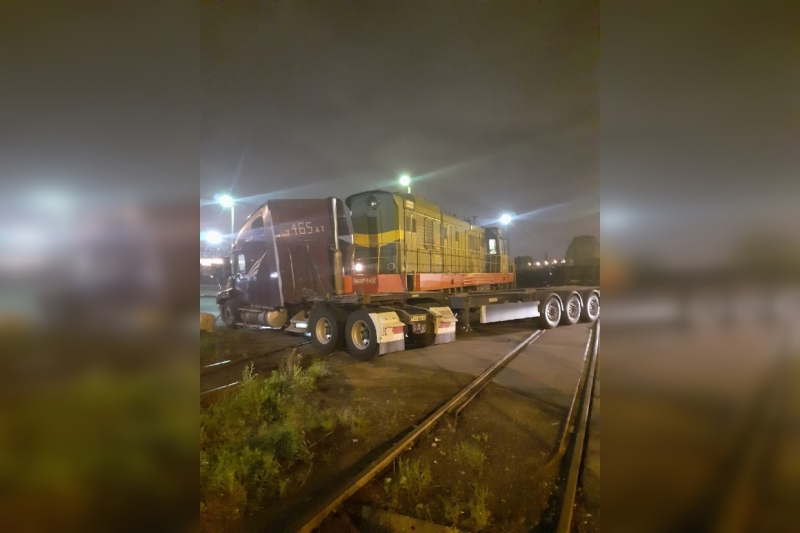 Железнодорожный состав протаранил фуру в Угольной гавани