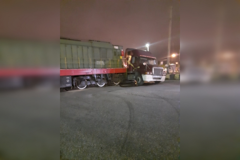 Железнодорожный состав протаранил фуру в Угольной гавани